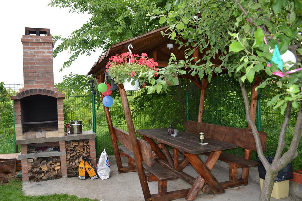 Happy Place - Casuta Galbena Domnesti  Buitenkant foto